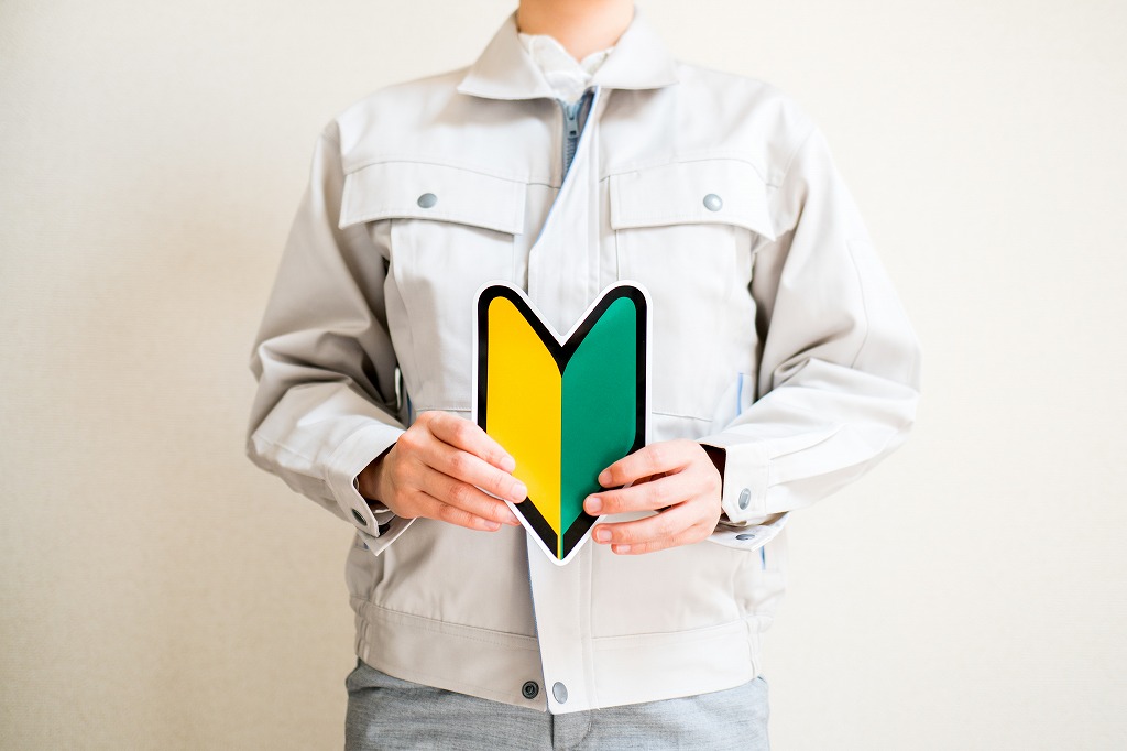 初心者マークを両手で持つ人