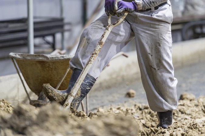 土を掘り起こす人