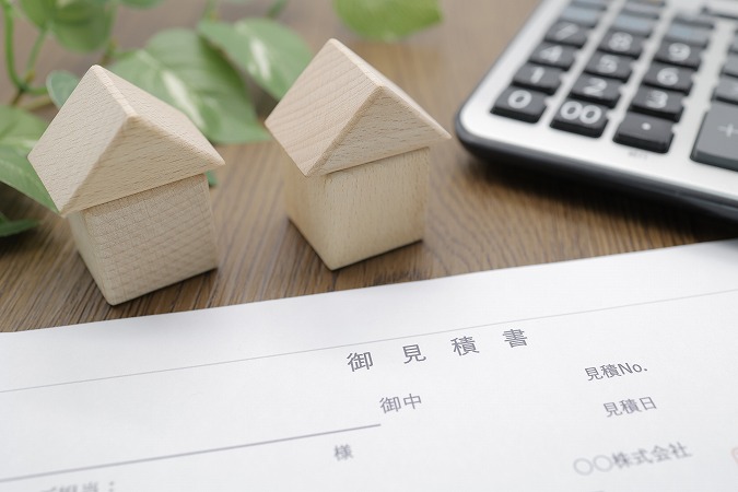 木の家の模型と見積書