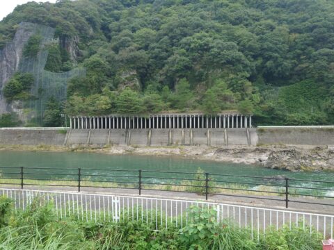 道路施設の補修工事を受注しました。