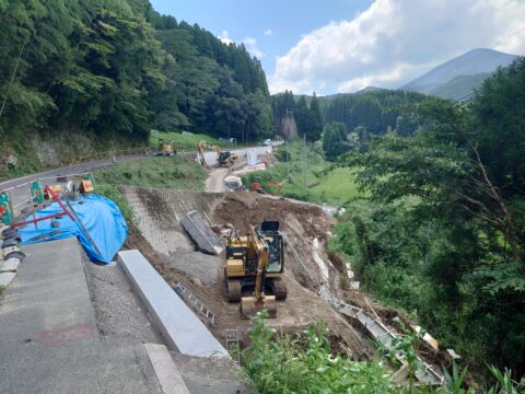 道路を広くしています。